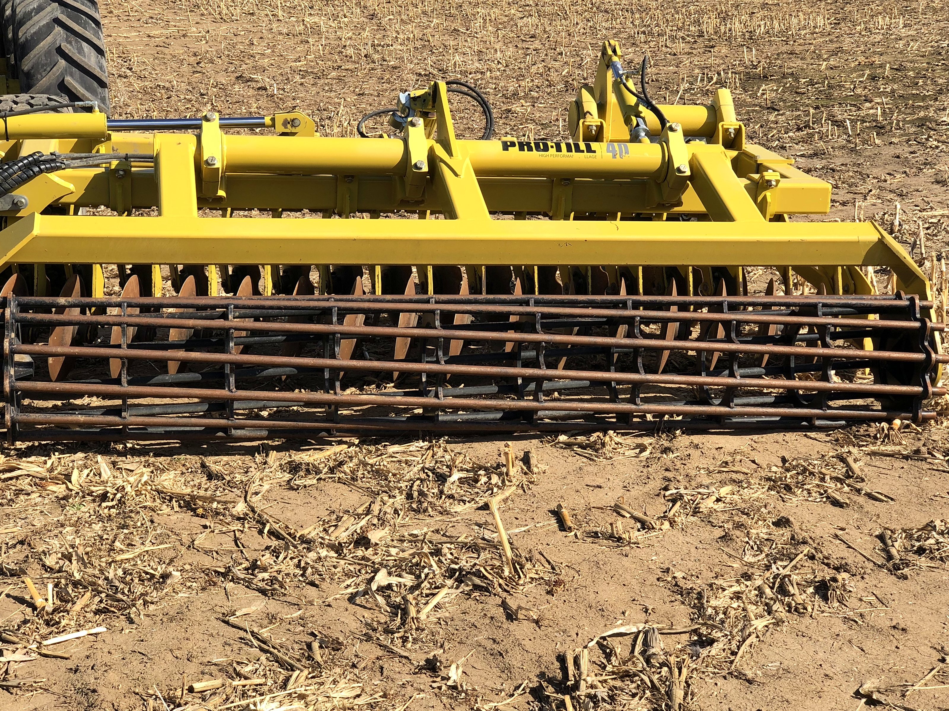 D'Degelman Pro-Till Héichgeschwindegkeets-Scheif hannert dem Tracteur, no drun, an de Fréijoersstopplen