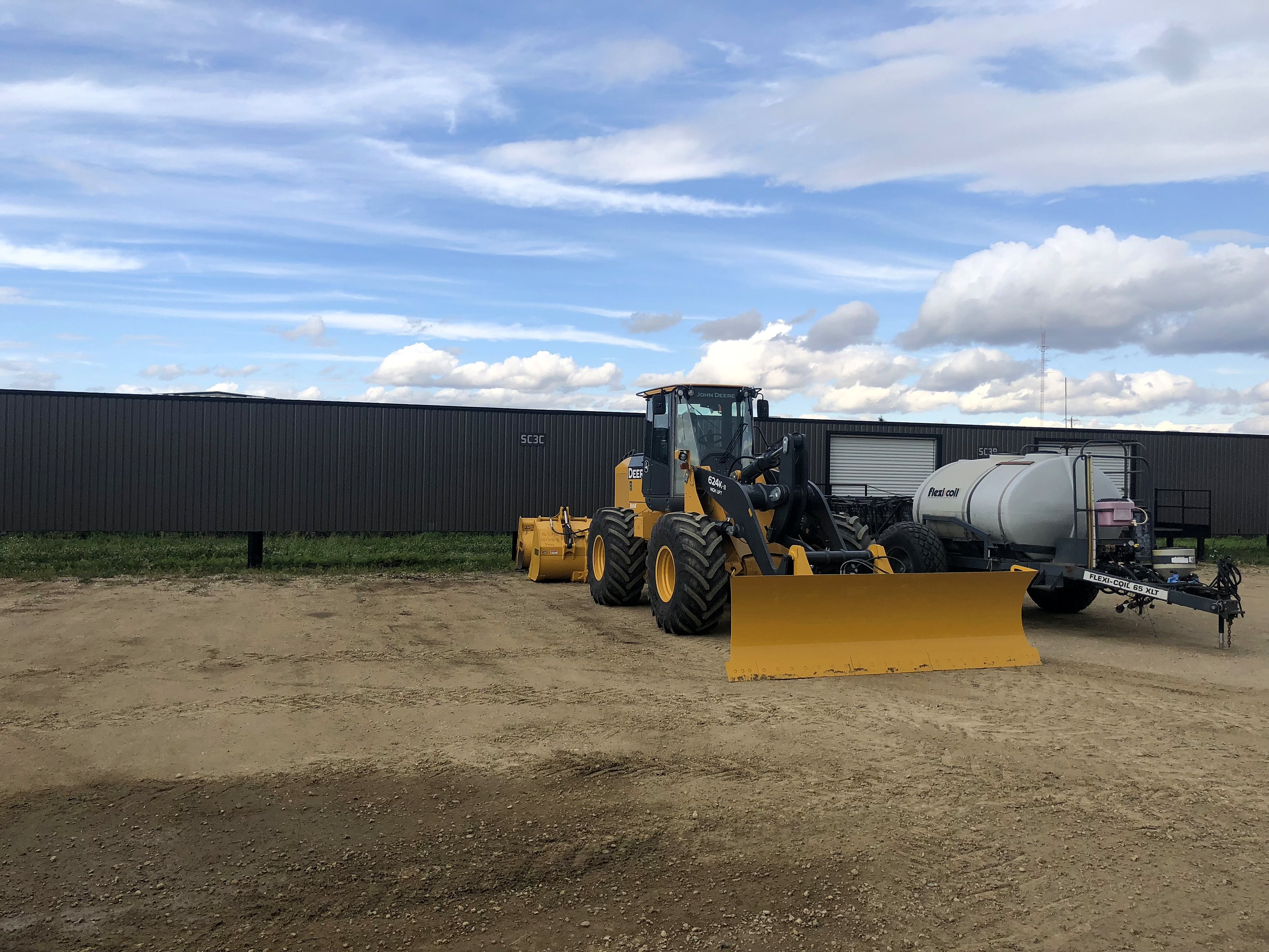 De John Deere 624K Radlueder vun der Grupp um Mastbetrib