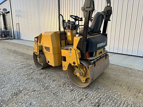 Caterpillar double-drum compactor compactor